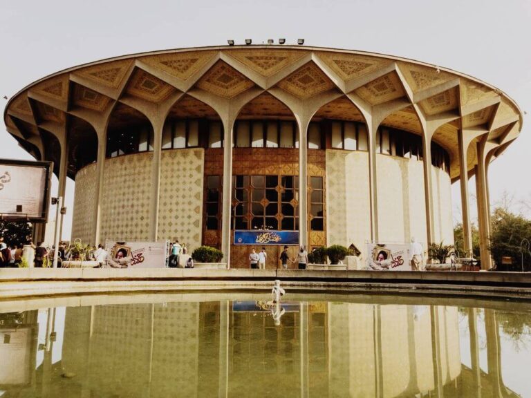 نگاهی گذرا به تئاتر ایران